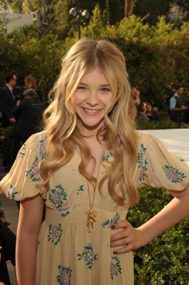 chloemoretzfancom001.jpg