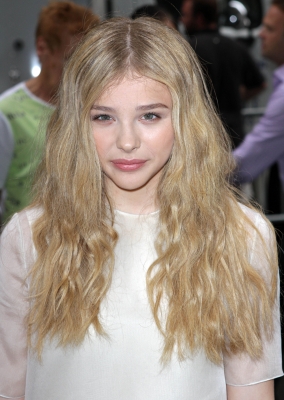 chloemoretzfancom007.jpg