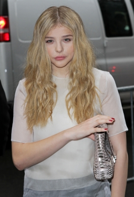 chloemoretzfancom010.jpg