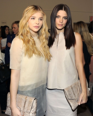 chloemoretzfancom070.jpg