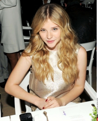 chloemoretzfancom006.jpg
