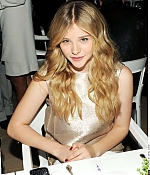 chloemoretzfancom006.jpg