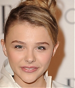 chloemoretzfancom029.jpg