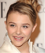 chloemoretzfancom052.jpg