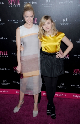 chloemoretzfancom004.jpg