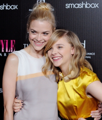 chloemoretzfancom005.jpg