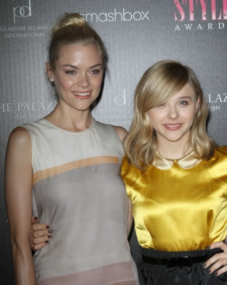 chloemoretzfancom082.jpg
