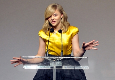 chloemoretzfancom117.jpg