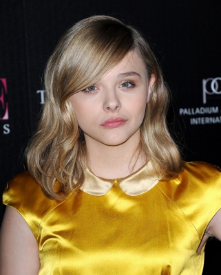 chloemoretzfancom122.jpg
