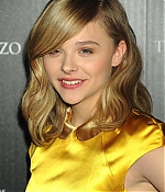 chloemoretzfancom135.jpg
