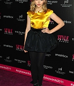 chloemoretzfancom150.jpg