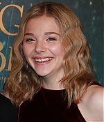 chloemoretzfancom19.jpg