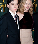 chloemoretzfancom60.jpg