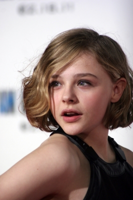 chloemoretzfancom025.jpg