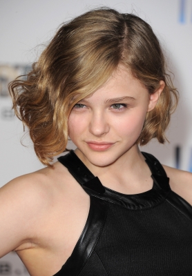 chloemoretzfancom042.jpg