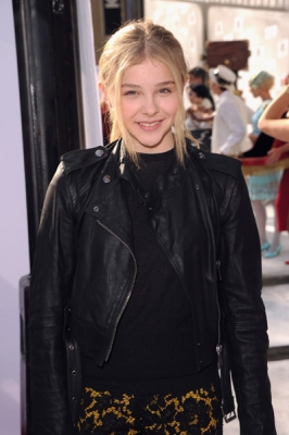 chloemoretzfancom021.jpg