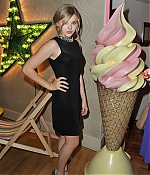 chloemoretzfancom016.jpg