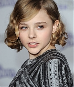 chloemoretzfancom010.jpg
