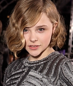 chloemoretzfancom016.jpg