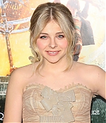 chloemoretzfancom004.jpg