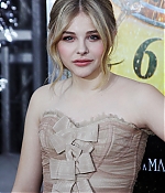 chloemoretzfancom011.jpg