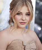 chloemoretzfancom021.jpg