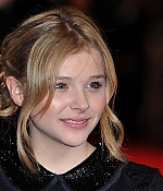 chloemoretzfancom002.jpg