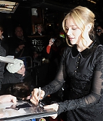 chloemoretzfancom010.jpg
