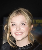 chloemoretzfancom035.jpg