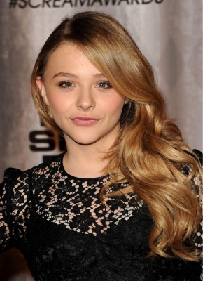 chloemoretzfancom007.jpg