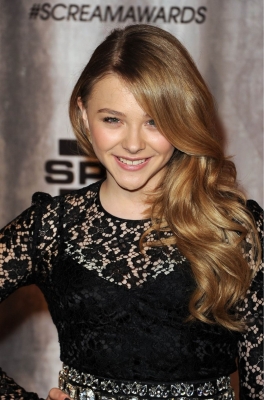 chloemoretzfancom008.jpg