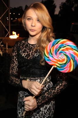 chloemoretzfancom011.jpg