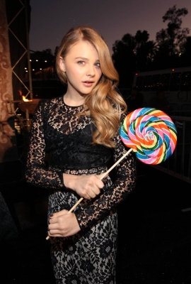 chloemoretzfancom012.jpg