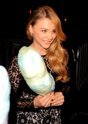 chloemoretzfancom062.jpg