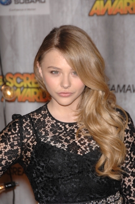 chloemoretzfancom098.jpg