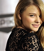 chloemoretzfancom018.jpg
