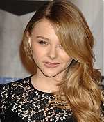 chloemoretzfancom025.JPG