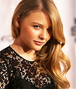 chloemoretzfancom075.jpg