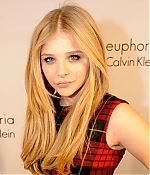 chloemoretzfancom006.jpg