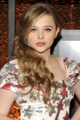 chloemoretzfancom019.jpg