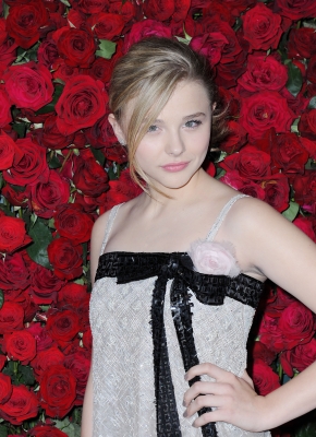 chloemoretzfancom006.jpg