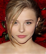 chloemoretzfancom020.jpg