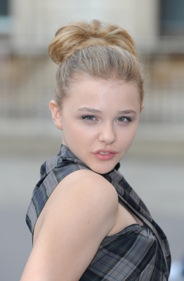 chloemoretzfancom003.jpg