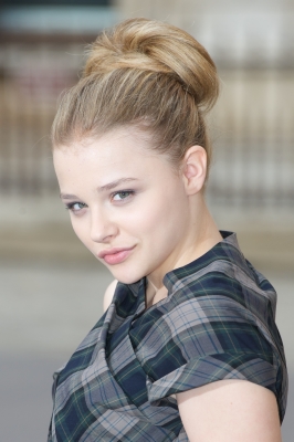 chloemoretzfancom006.jpg