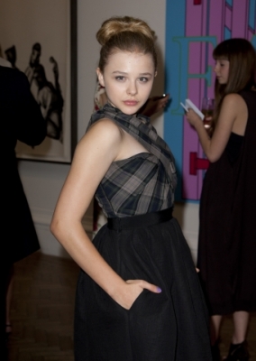 chloemoretzfancom022.jpg