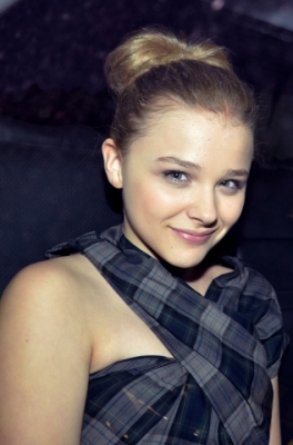 chloemoretzfancom028.jpg