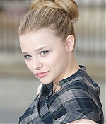 chloemoretzfancom006.jpg
