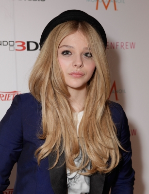 chloemoretzfancom001.jpg