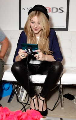chloemoretzfancom009.jpg