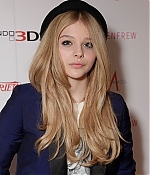 chloemoretzfancom001.jpg